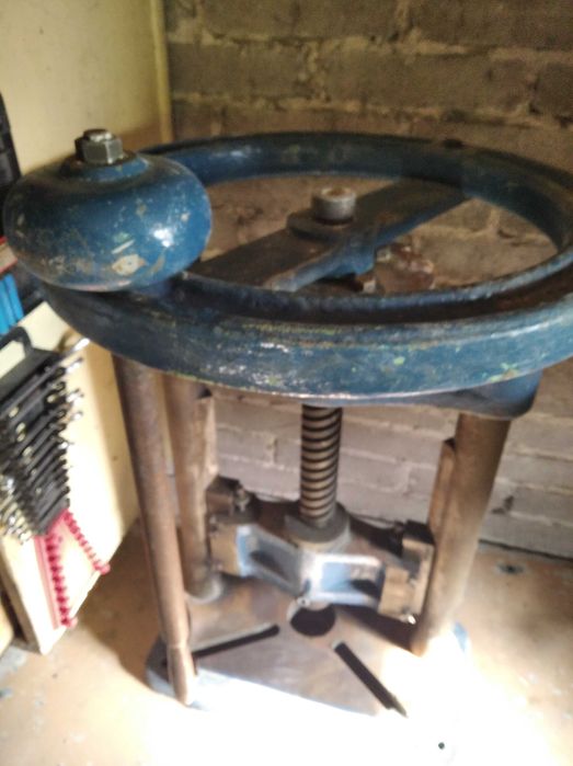 Potężna prasa śrubowa