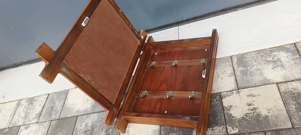 Szafka na klucze cynowa z motywem koni, drewno i cyna, duża