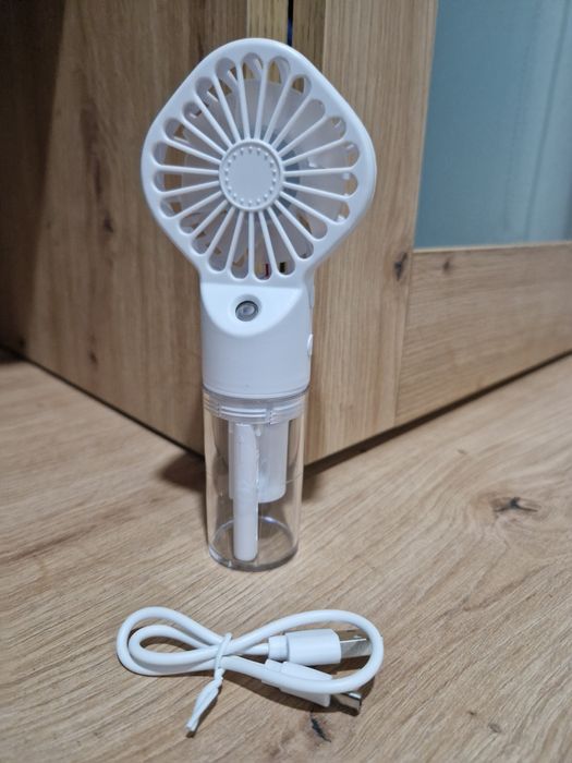 Ventoinha portátil de mão,  com reservatório para colocar água fresca.