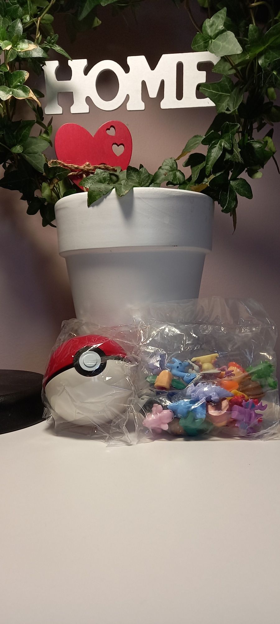 Pokeball z zestawem 24 figurek pokemon