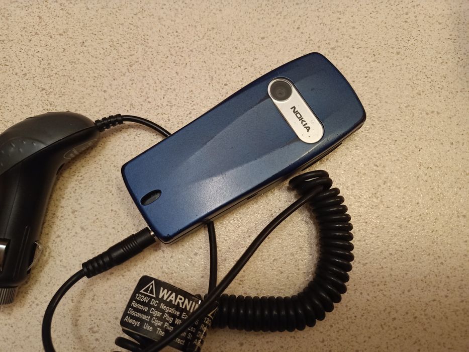 Stary telefon Nokia z ładowarką samochodową