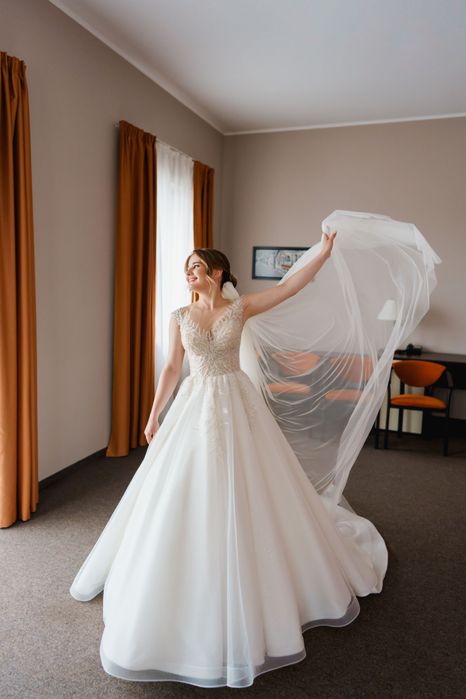 Весільна сукня кольору Айворі