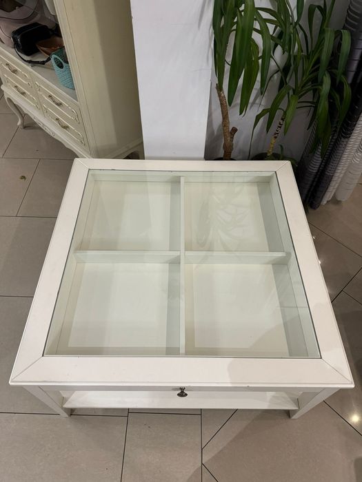 Drewniany stolik kawowy ze szklaną szybą