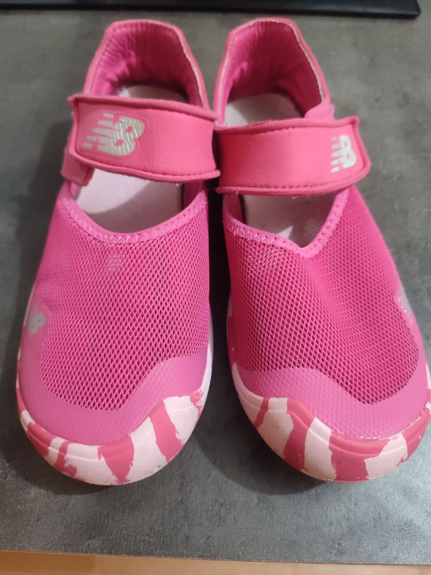 Рожеві макосіни на дівчинку крокси crocs Нью беленс new balance 22 стє