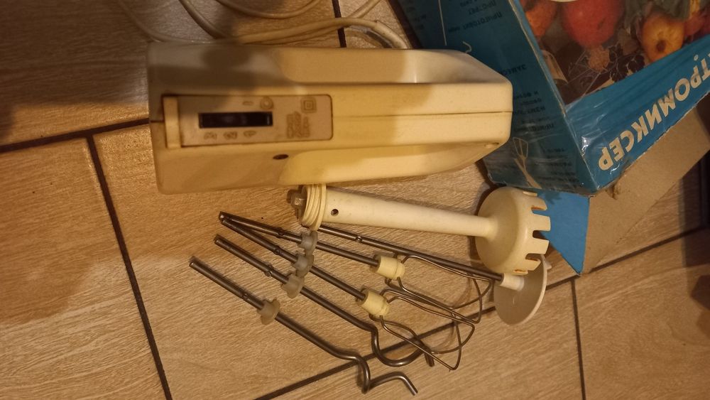 Робочий електроміксер Рось