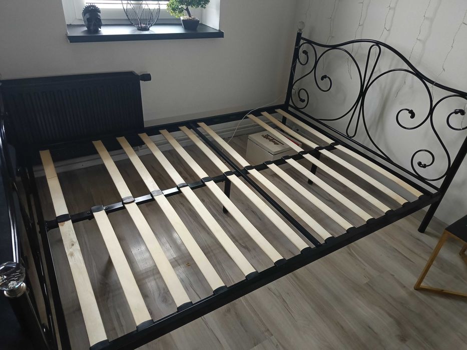 Czarne łóżko metalowe ze stelażem GLAMOUR