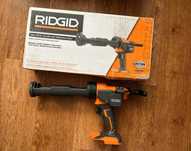 Аккумуляторный пистолет для герметика или клея RIDGID R84044 18V