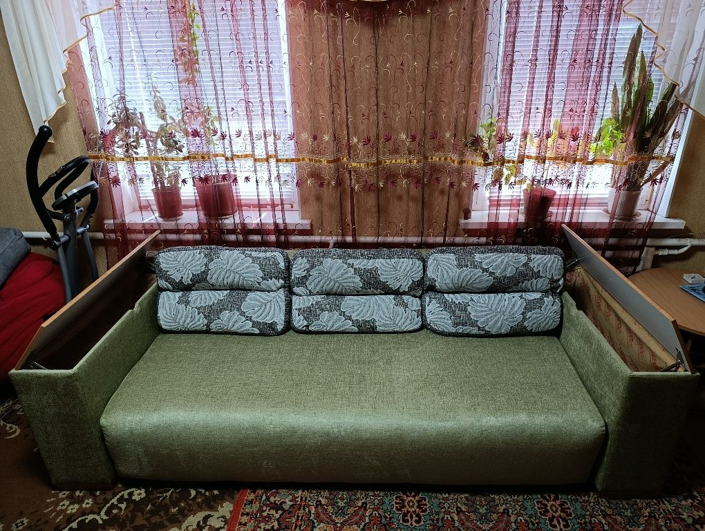 Продам большой диван еврокнижка