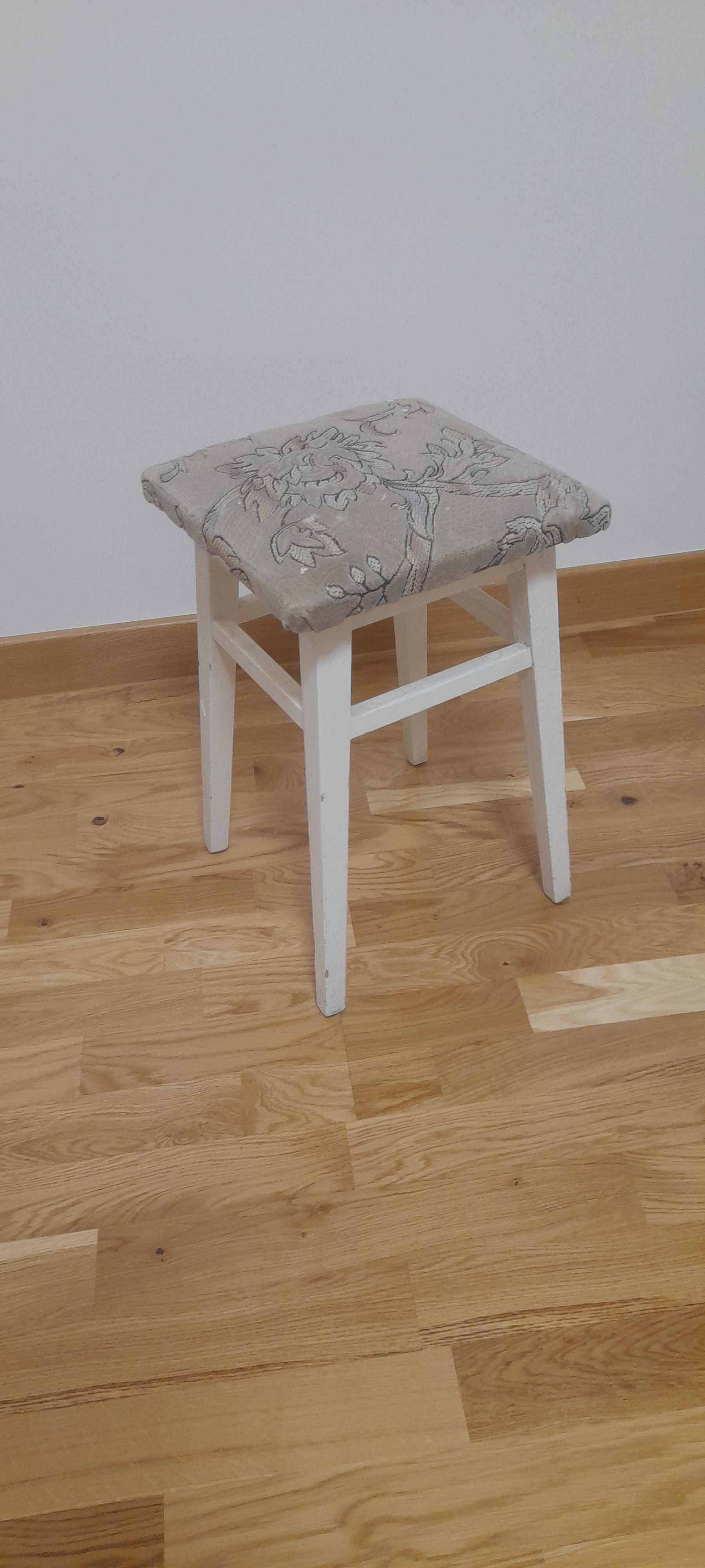 Taboret drewniany malowany na biało siedzisko tapicerowane