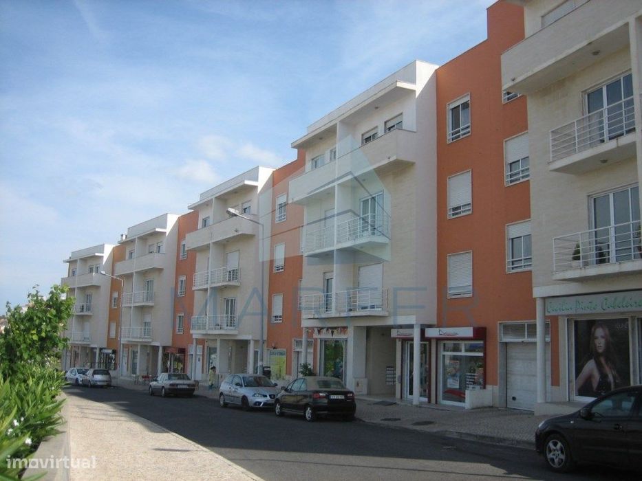 Loja com 100m2 frente ao mercado de Tires