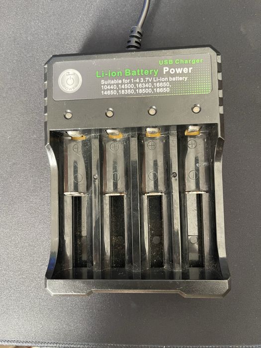 Carregador de Pilhas Recarregáveis