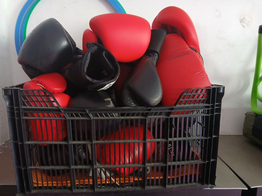 Step, luvas boxe, bosu, mesa , cadeiras,  fitness