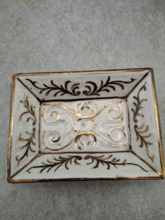 Porcelanowa zwrócona podstawka sygnowana