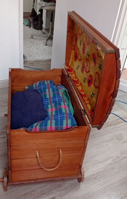 Arca em pinho com tampo e rodas