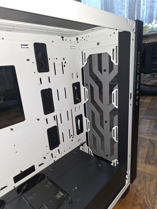 Obudowa Sharkoon Elite ca300t ARGB + 3 x wentylator ARGB 120 mm białe