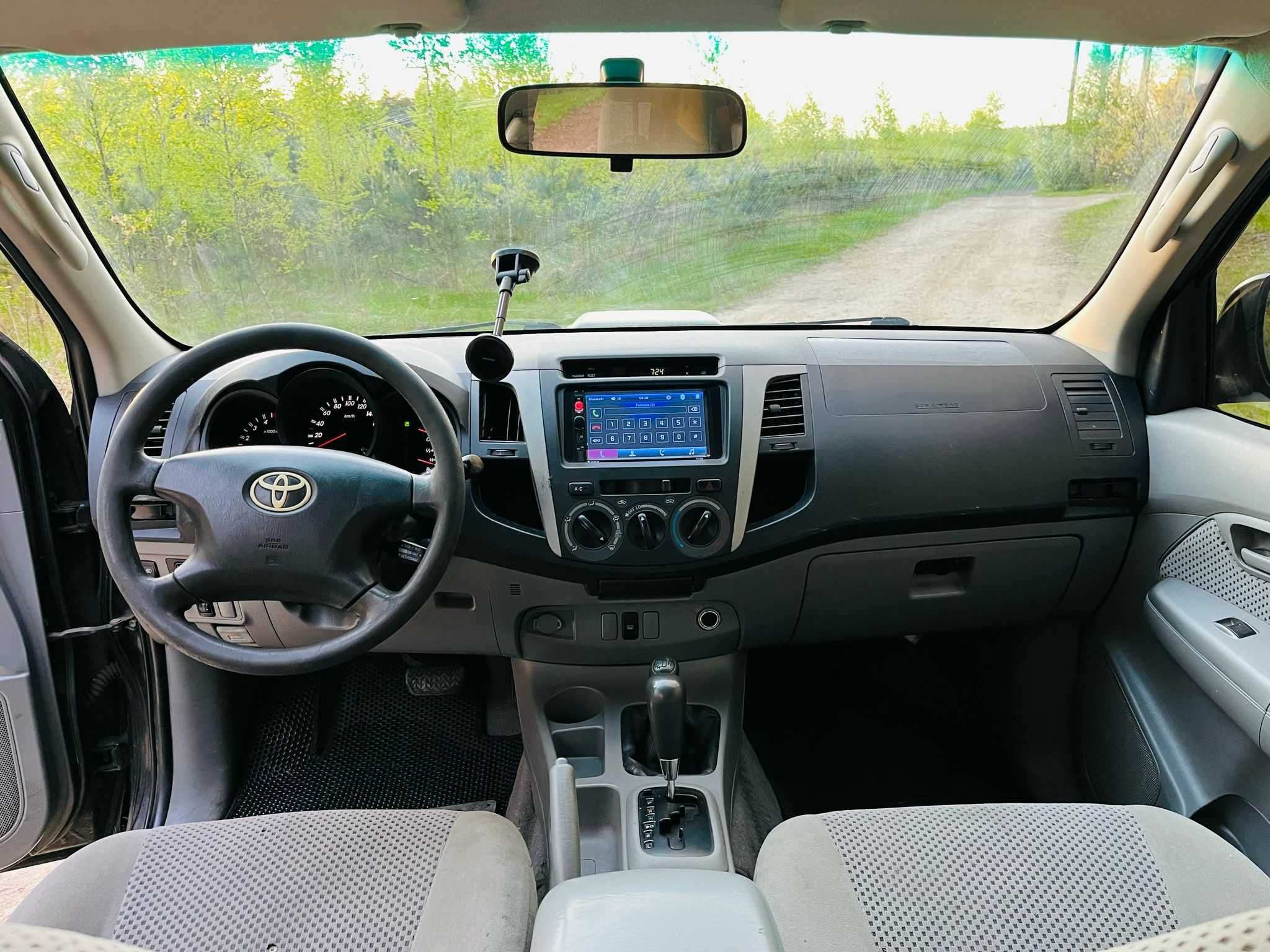 Wynajem Toyota Hilux pickup offroad - auto do zadań specjalnych.