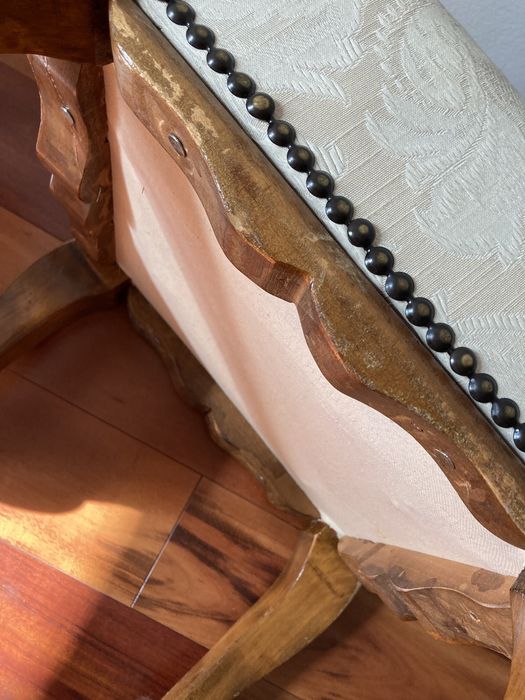 Dwa stare Stołki tapicerowane