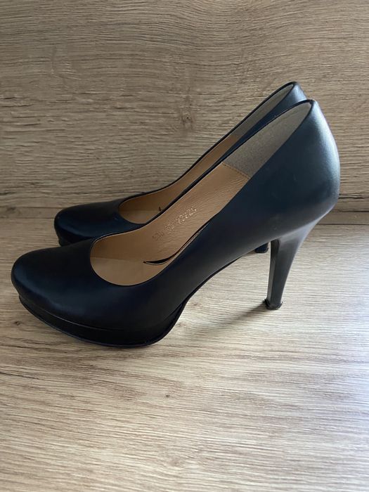 Szpilki czarne Eska na koturnie skórzane 37