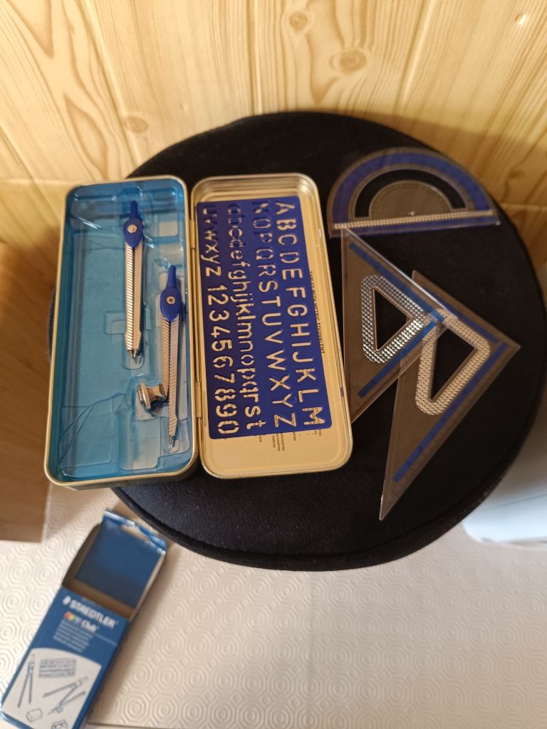 Conjunto de 2 compassos Staedtler com transferidor e 2 esquadros