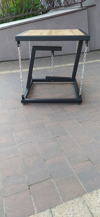 Stolik kawowy łamiący prawa fizyki