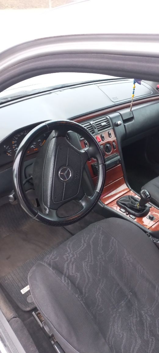 Mercedes-Benz E200