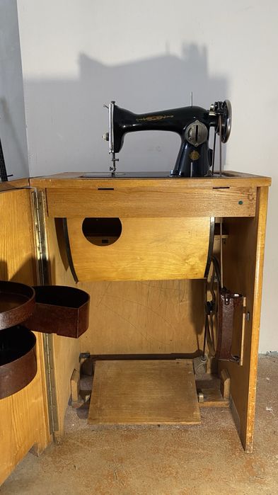 УІМЗ ім Калініна, швійна машинка зі столом