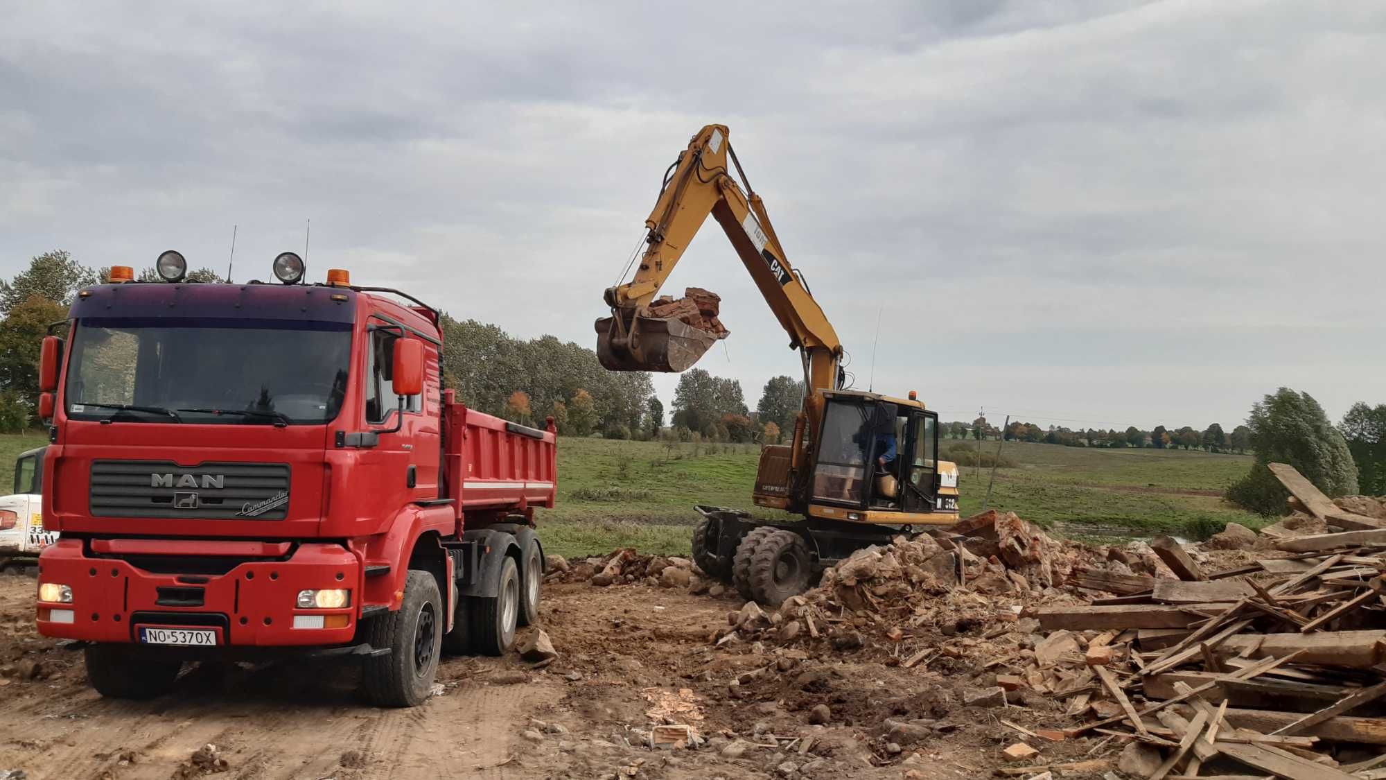 roboty ziemne, koparka, transport,  wyburzenia, materiały sypkie