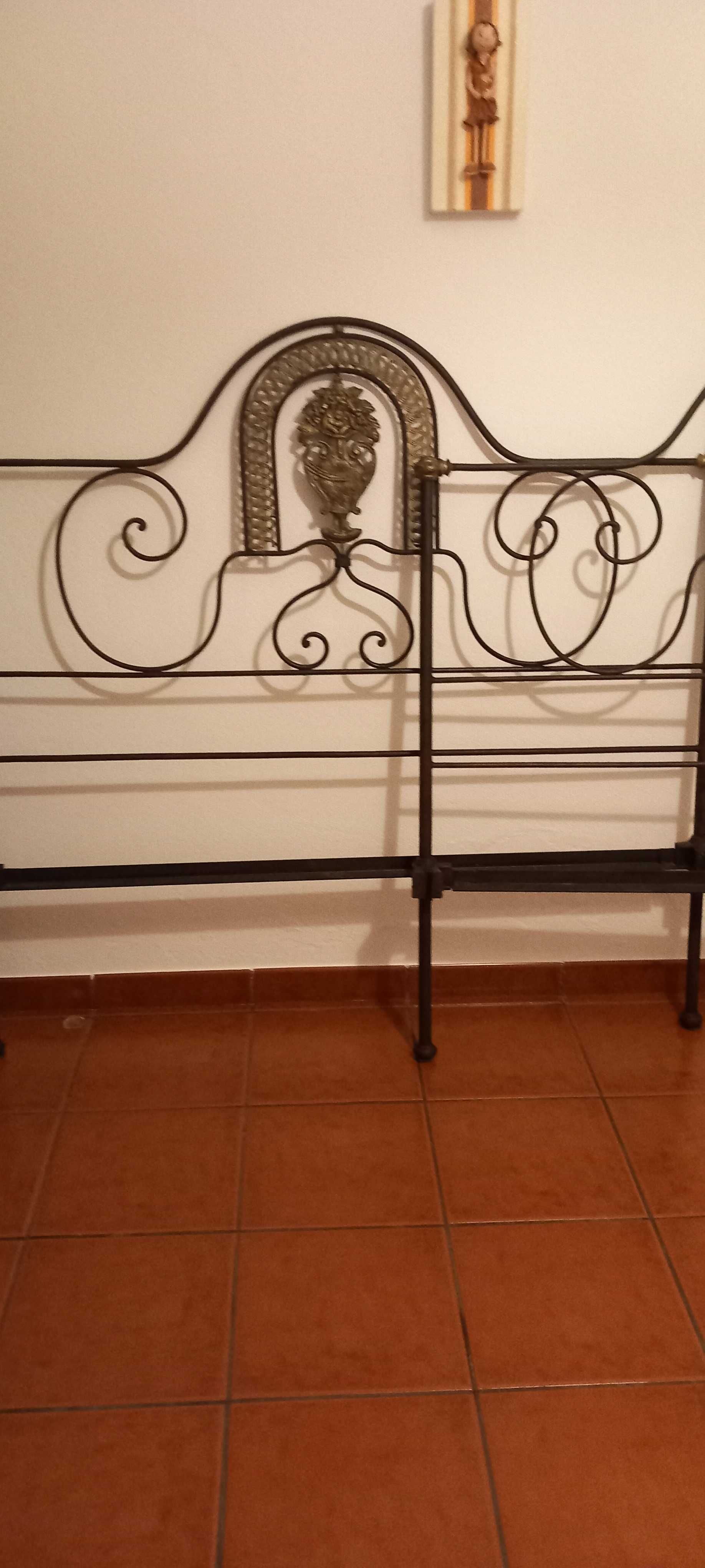 Cama de casal em Ferro