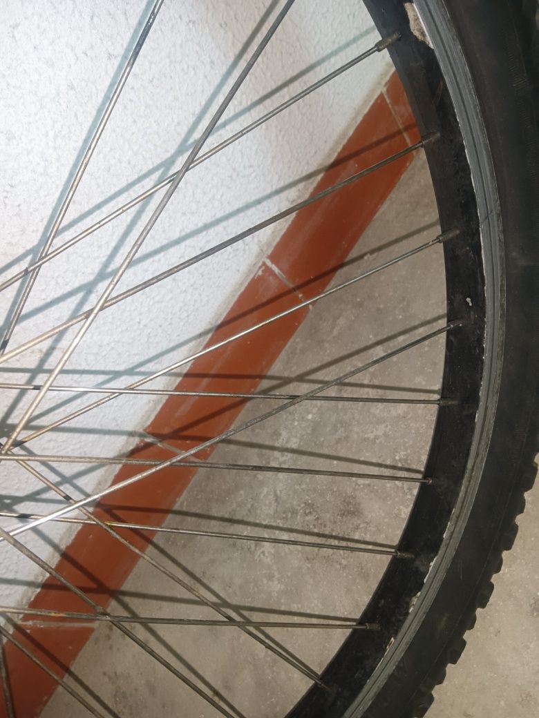 Roda 24 5€ marca  Shimano o pneu dá para andar