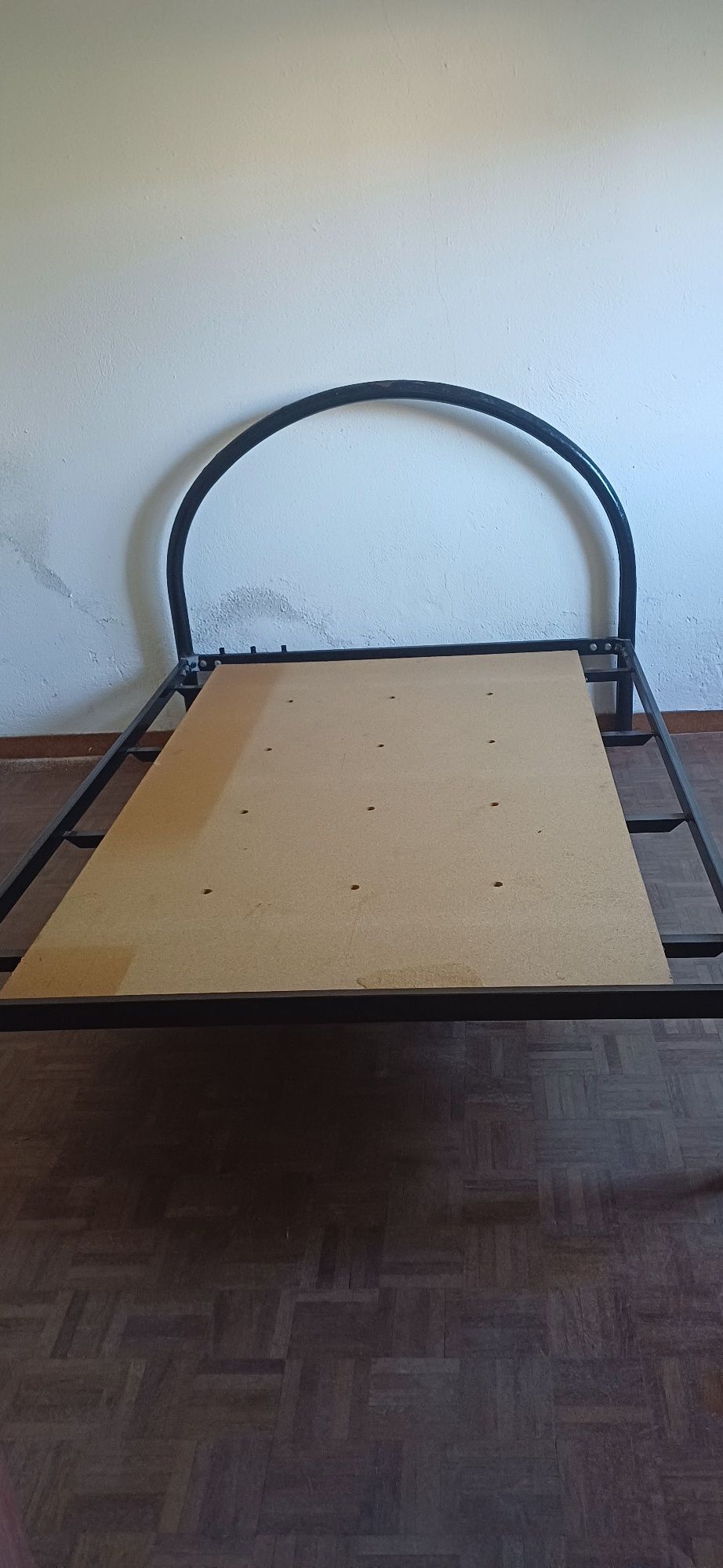 Cama de ferro com estrado