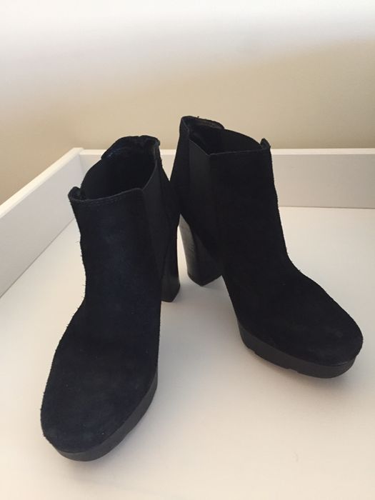 Botins em camurça pretos