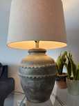 Stylowa ceramiczna lampa stołowa