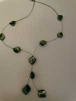 Colar em tons de verde
