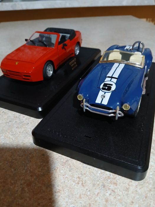 Modele MAJORETTE 1:24 Porsche 944 oraz AC Cobra