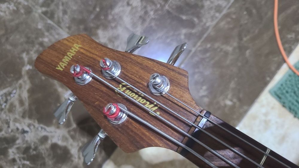 Продам бас гітару ямаха
