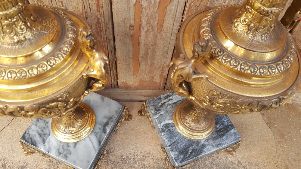 2 Jarrões em bronze com pé em mármore