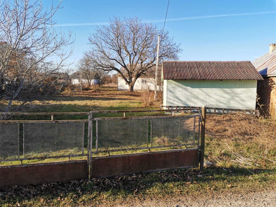 Продається будинок і земельна ділянка