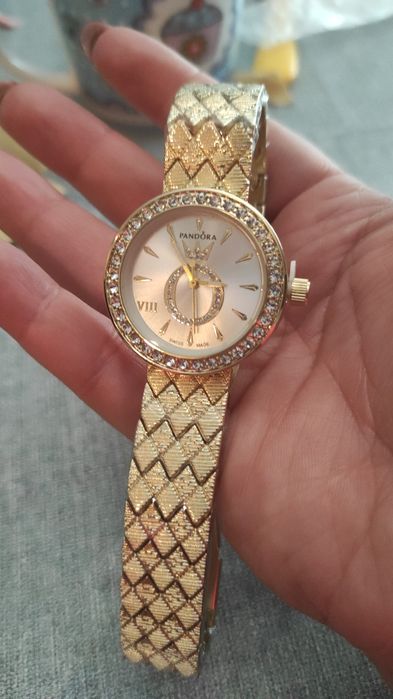 Relógio Pandora dourado