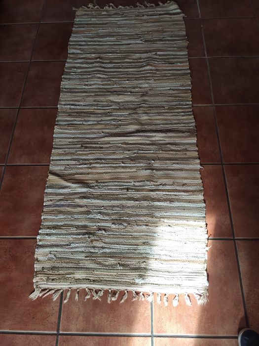 2 Tapetes em tons de creme e castanho 170x70cm usados