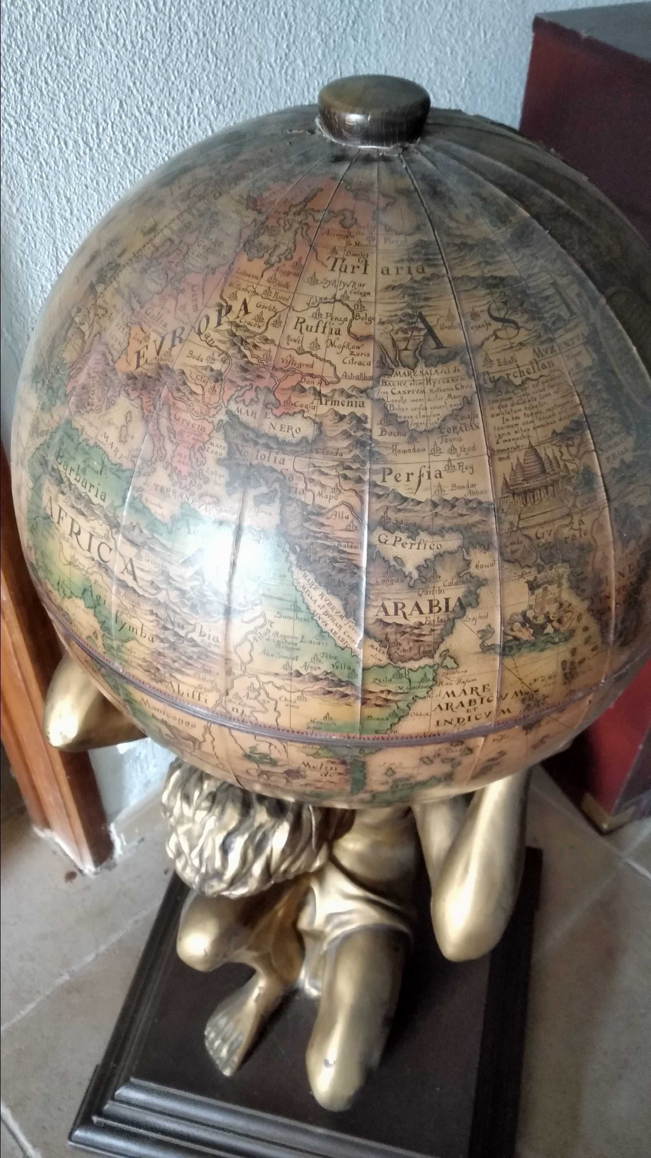 Bar na forma de globo, para garrafas e copos, antigo.