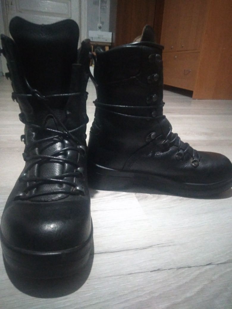 Продам берці бундес 38р.