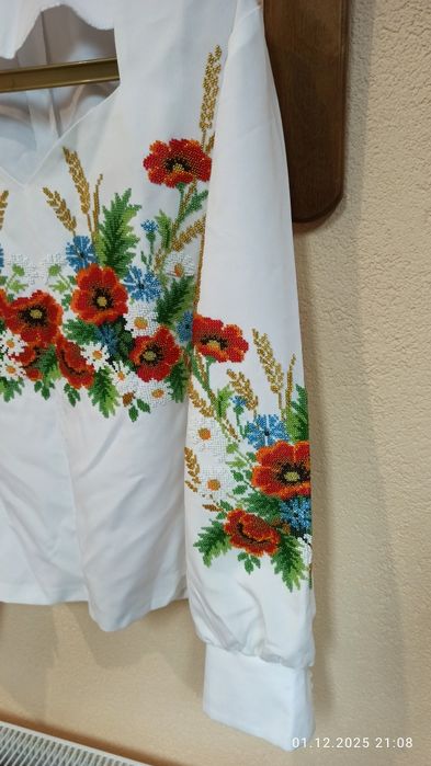 Продам вишиту бісером жіночу сорочку .