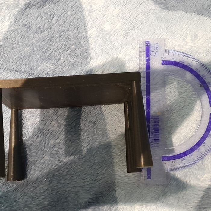 zestaw małych mebli jadalnia (krzesła, stół) 3D dla figurek