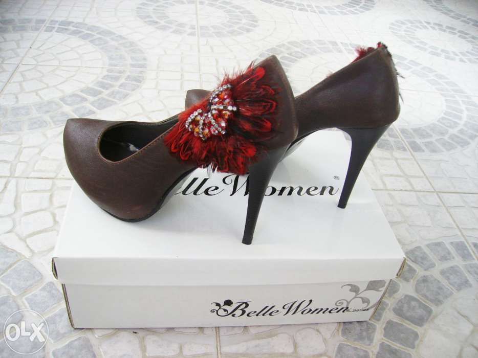 Sapatos castanhos com brilhantes - Novos!