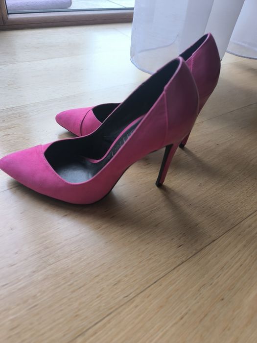 Fuksjowe szpilki 38