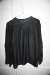 Blusa preta com desenhos bordados ALPHAMOMENT tamanho L