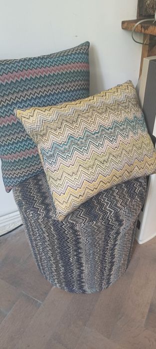 Pufa i poduszki w stylu Missoni