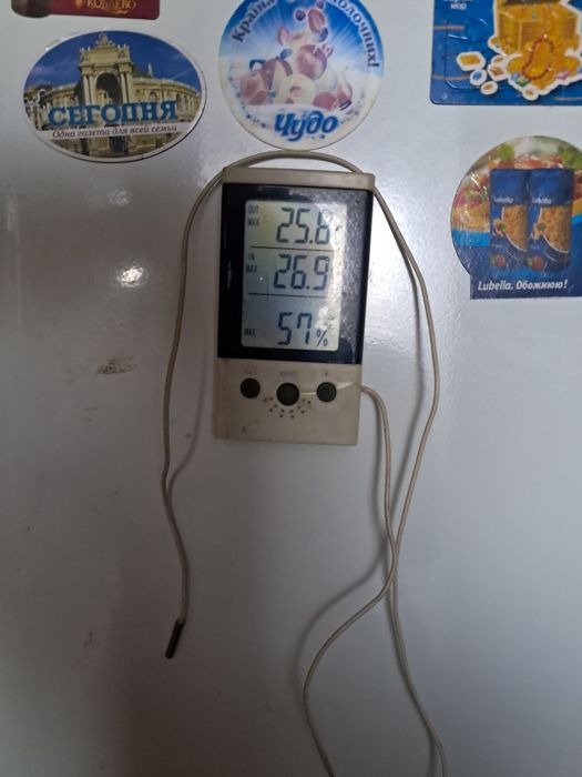 Продам  лотки для слива воды в холодильнике, лотки  для яиц, полки ,