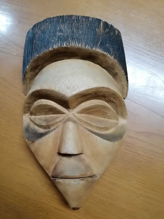 Cara de madeira em ótimo estado de conservação