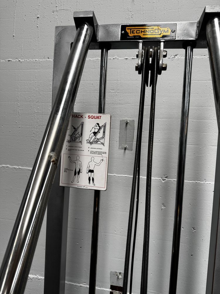 Hack Squat profissional Technogym